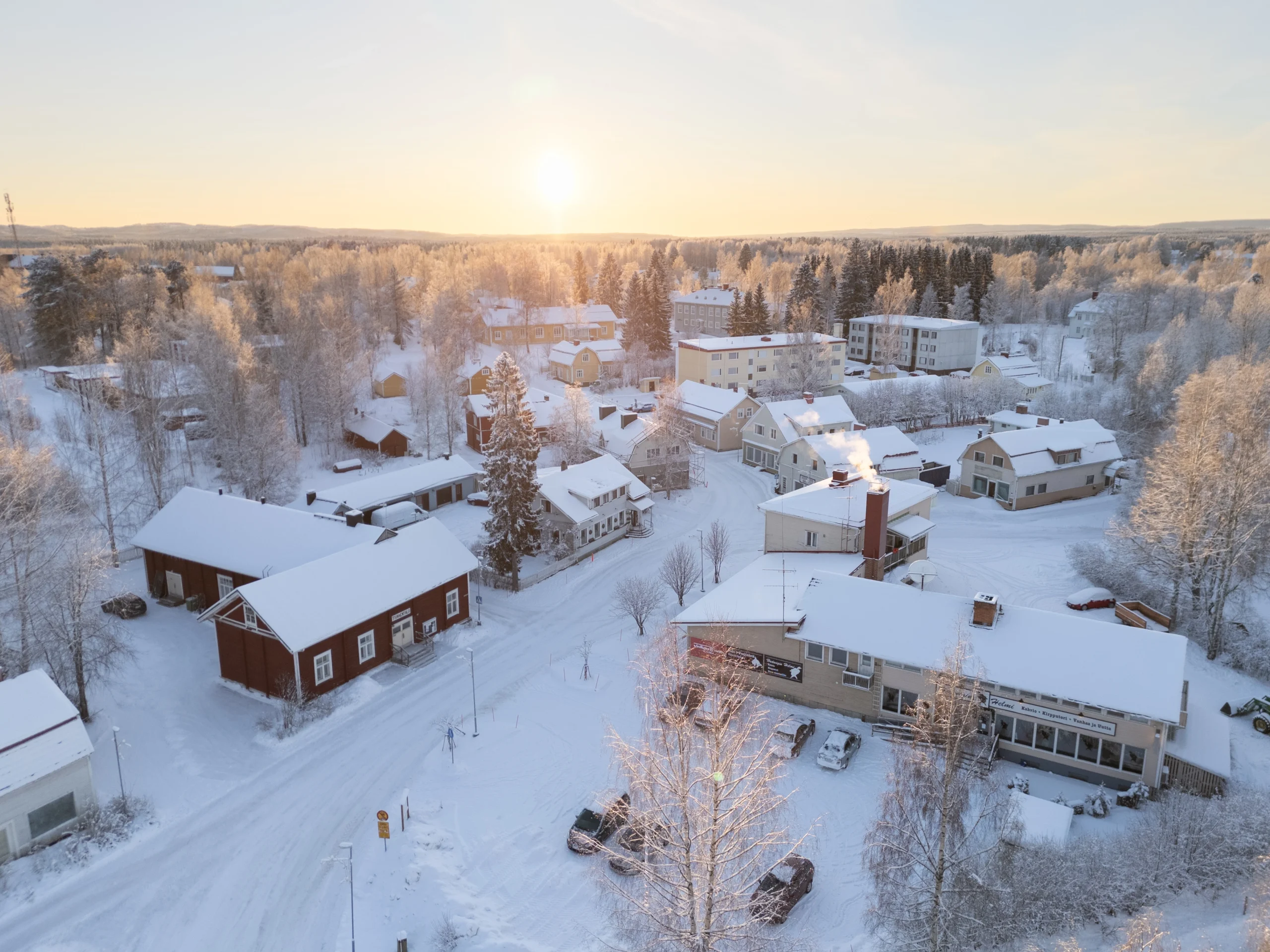 Talvinen dronella kuvattu ilmakuva Puu-Juuan majoitusalueesta